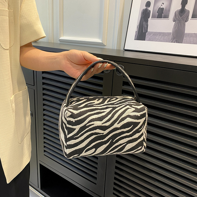 Leopard Makeup Bag Luxury  Lar - đánh giá và giá Luxury Skincare & Spa Photos
